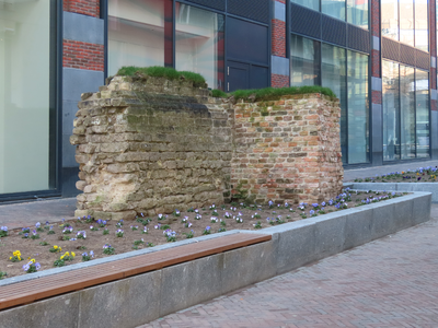 912539 Afbeelding van een brokstuk afkomstig van het voormalige Catharijneconvent / kasteel Vredenburg, dat herplaatst ...